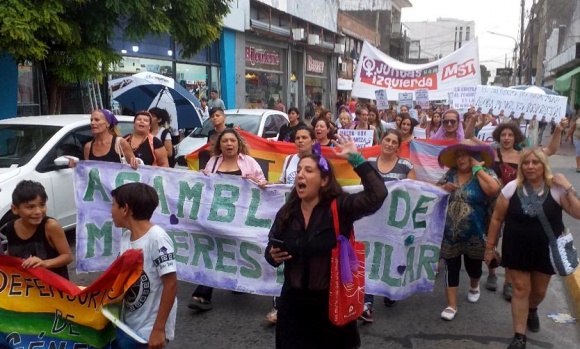 Mujeres marcharon por el centro de Pilar: “No queremos ver más chicas muertas”