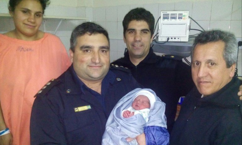 Policías parteros: ayudaron a dar a luz a una mujer en una comisaría