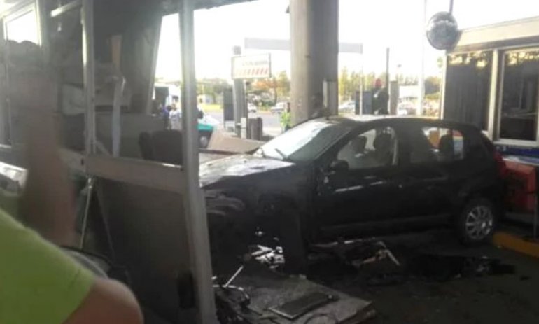 Tres heridos tras el choque de un auto contra una cabina del peaje de Panamericana