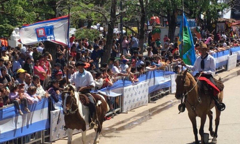 Con el tradicional desfile cívico, culminaron las Fiestas Patronales de Pilar