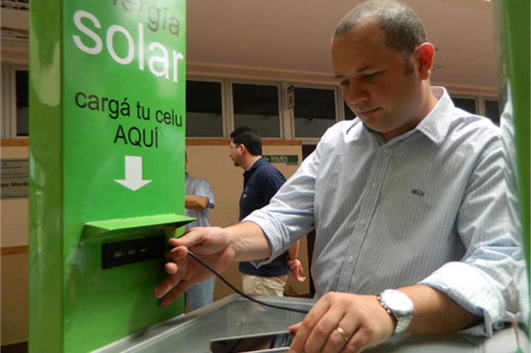 Prueba Piloto: Buscarán instalar cargadores solares para celulares en espacios públicos