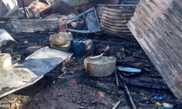 Una familia pide ayuda tras haber sufrido el incendio de su vivienda