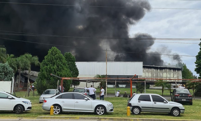 Voraz incendio en una fábrica del Parque Industrial de Pilar