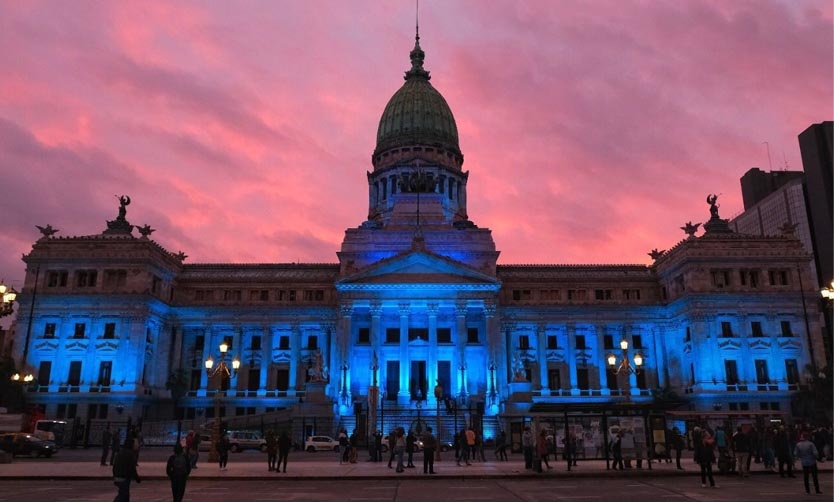 El Congreso se iluminó de azul por el Día Internacional de las Personas Sordas