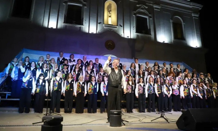 El Coro Kennedy llenó de música una nueva edición de «Las Noches de Pilar»