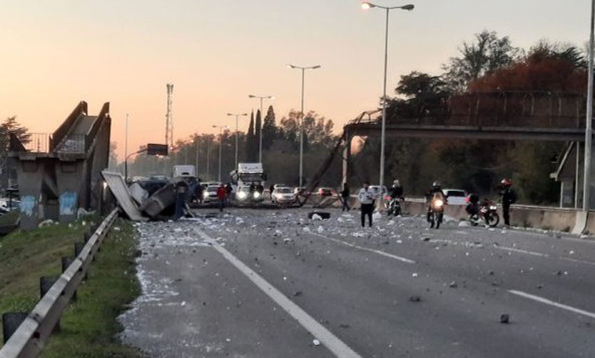 Ruta 8: Se derrumbó un puente peatonal tras ser embestido por un camión