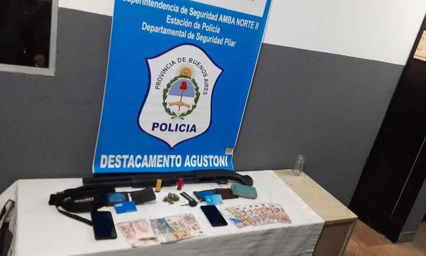 Detienen a tres personas acusadas de circular con marihuana y una escopeta