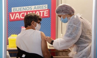 Covid: la ANMAT extendió el vencimiento de un lote de vacunas AstraZeneca