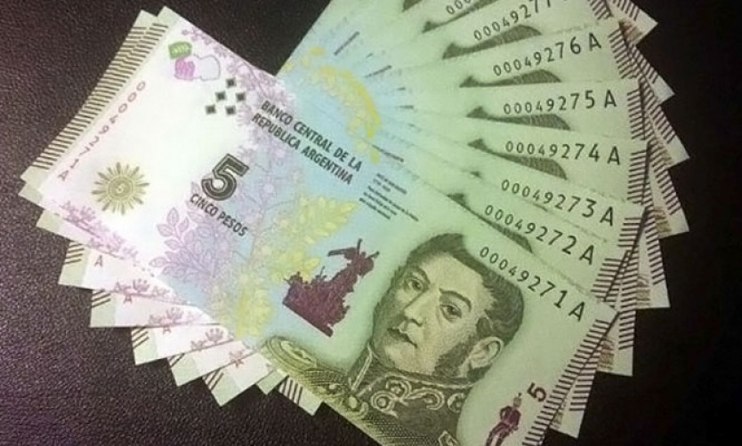 Extienden por un mes la validez de los billetes de 5 pesos