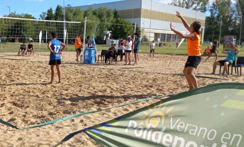 La Escuela Municipal de Beach Voley puso en marcha otro verano