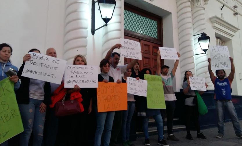 Vecinos se manifestaron frente al Municipio por las "impagables" boletas de luz