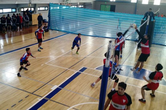 Organizan torneo de voley en el microestadio