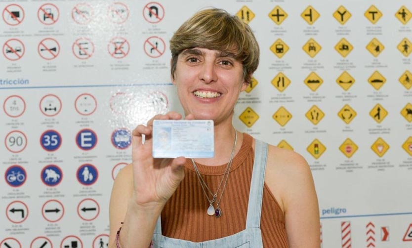 Emiten en Pilar la primera licencia de conducir de identidad no binaria