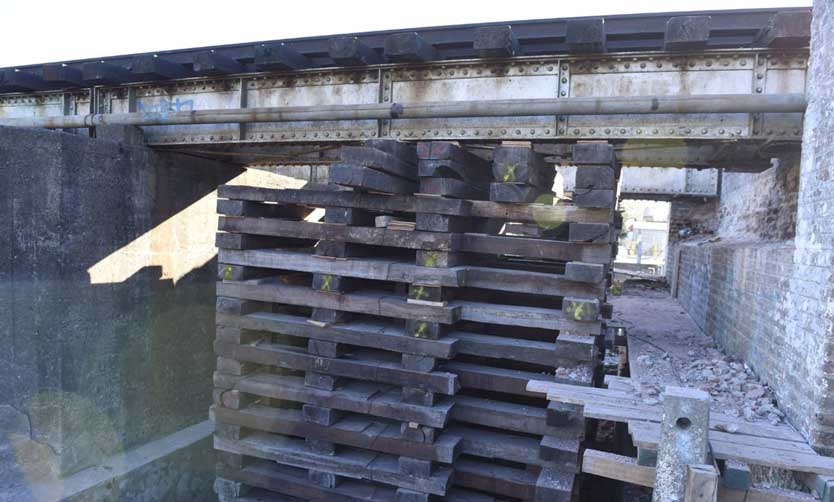 Peligro: sostienen con una pila de durmientes un puente del tren Belgrano Norte