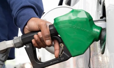 El Gobierno volvió a postergar el aumento en los impuestos a los combustibles