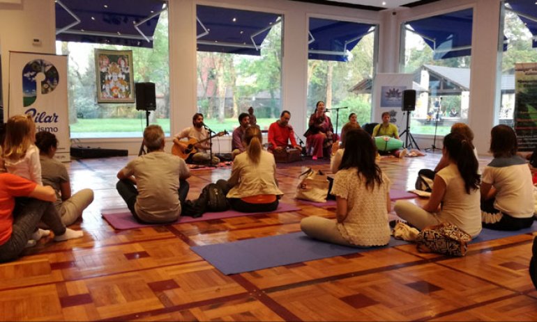 Más de 1000 personas participaron de la fiesta del Yoga en Pilar