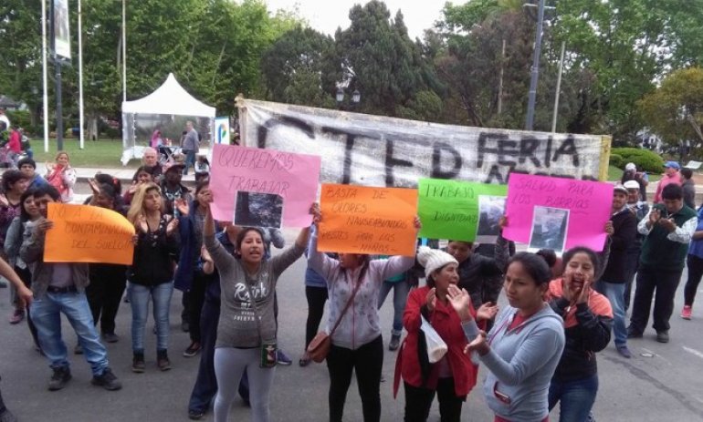 Feriantes denunciaron que deben trabajar en medio de desechos cloacales por desborde de pozos