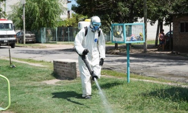 El Municipio realiza operativos de fumigación en las plazas de Pilar