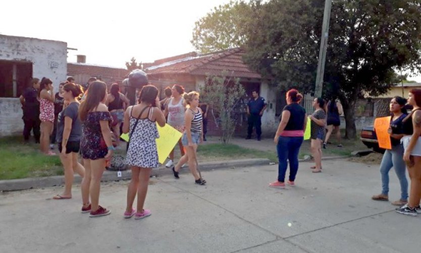 Vecinos y familiares marcharon a la casa de un hombre acusado de haber violado a su hija