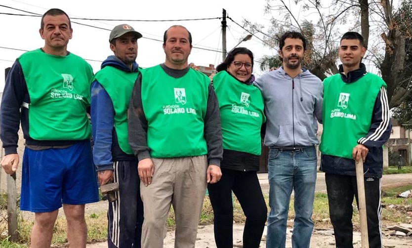 La expareja le incendió la casa; voluntarios comenzaron a reconstruirla