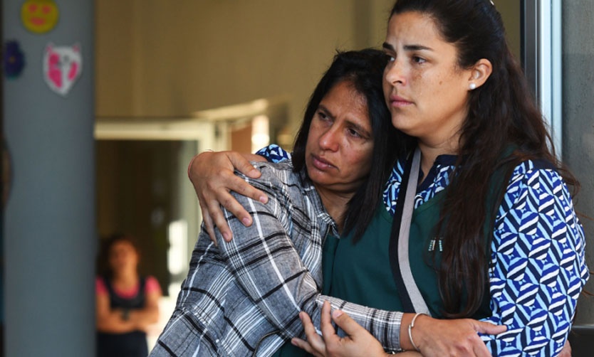 Más de un centenar de personas se reunieron para repudiar el cierre del colegio Magno