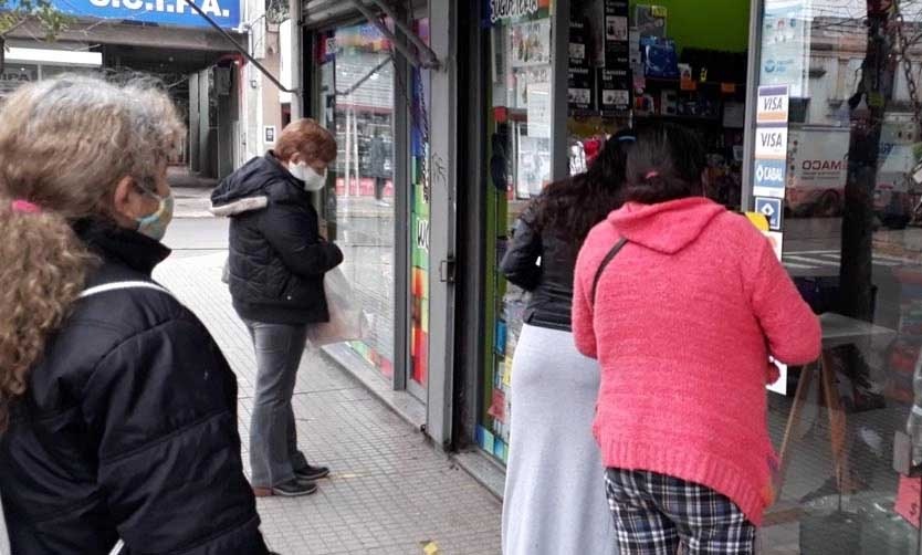 Negocios no esenciales deberán atender a clientes en el exterior de los locales