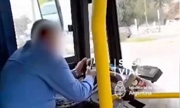 Se viralizó el video de un chofer usando el celular mientras manejaba y le quitaron la licencia