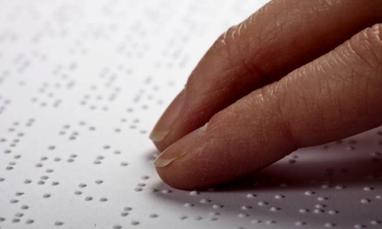 Proponen instalar placas con información en braille en los establecimientos de salud