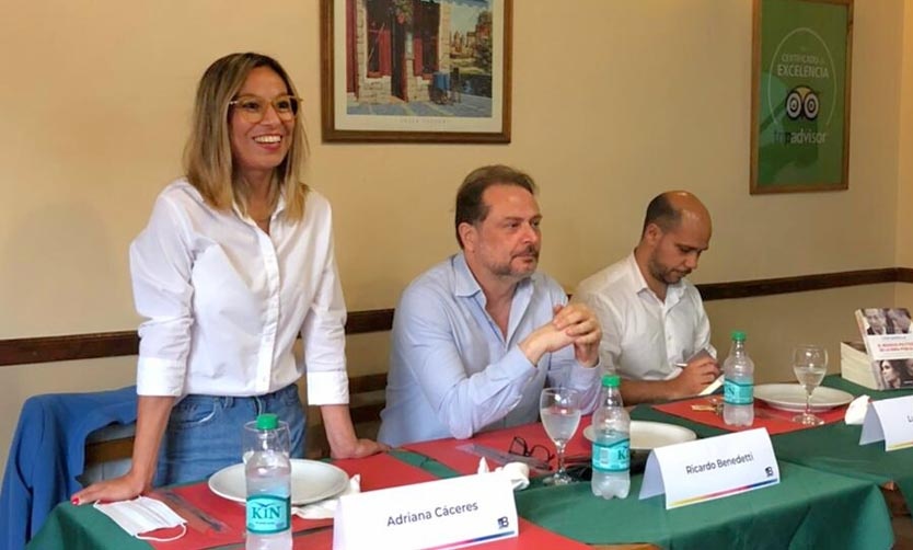 Los periodistas Benedetti y Gasulla, en una charla organizada por Adriana Cáceres