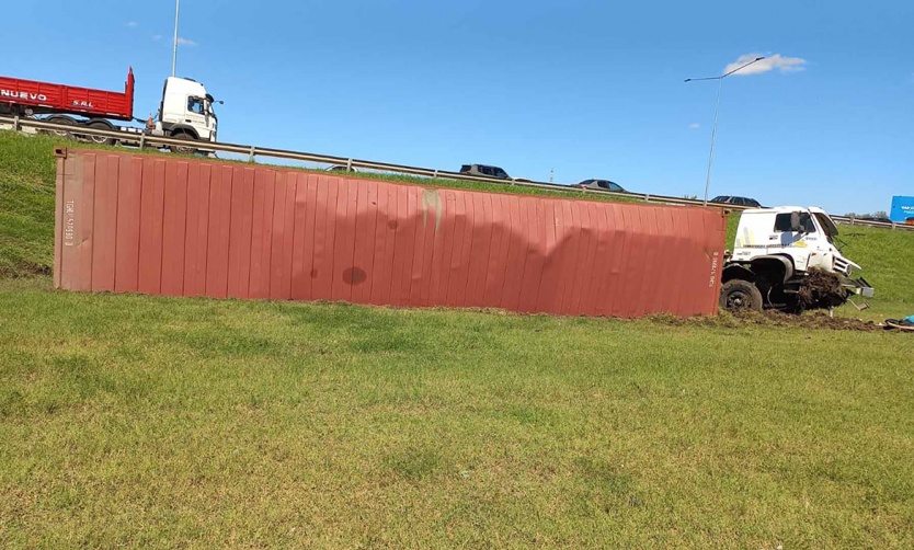 Camión volcó en la Panamericana: un conductor herido