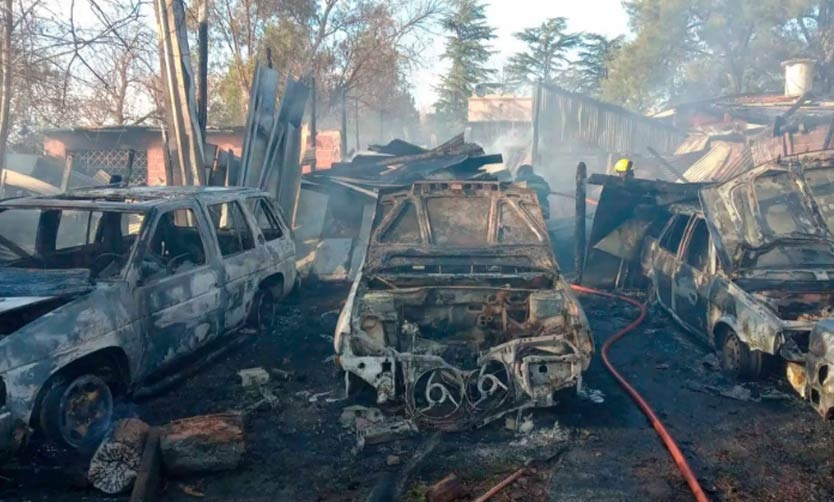 VIDEO: Impresionante incendio en un taller mecánico del distrito