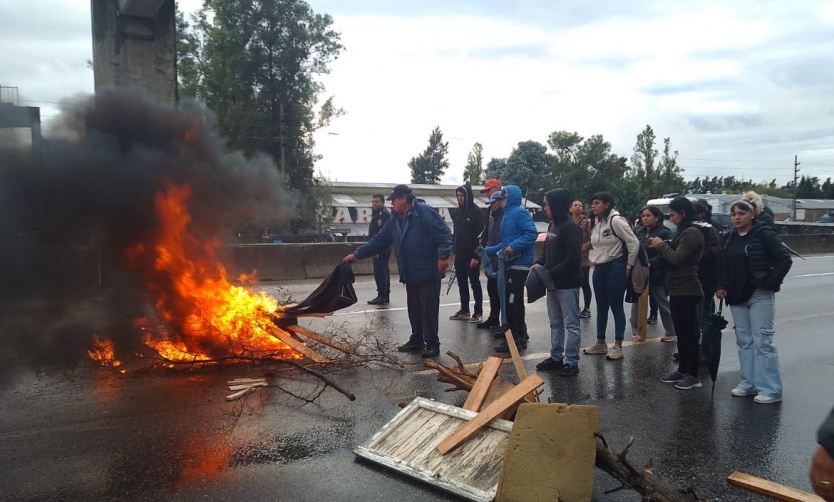 Vecinos cortan la Ruta 8 para exigir el arreglo de un puente peatonal