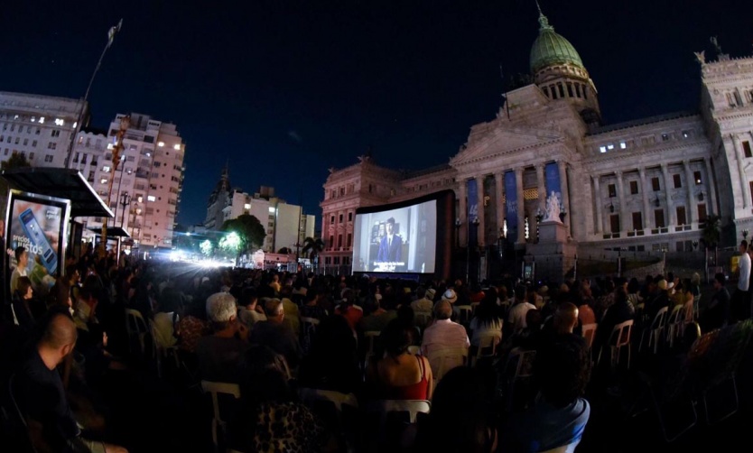 Más de 3 mil personas disfrutaron de “Argentina, 1985” en las escalinatas del Congreso