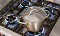 El gasto en servicios de un hogar del AMBA trepó casi 17% en mayo y acumula un alza del 500% en la era Milei
