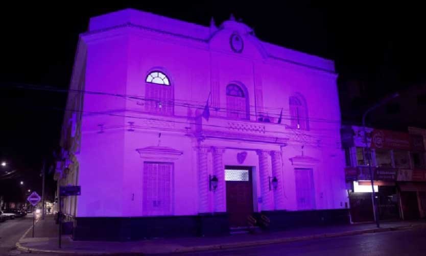 Con edificios iluminados, el Municipio visibilizó el #NiUnaMenos