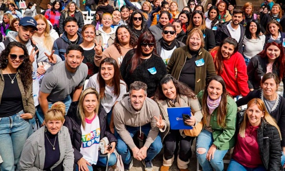 Achával acompañó a educadores en la entrega de libros del programa “Tarea de Todos”