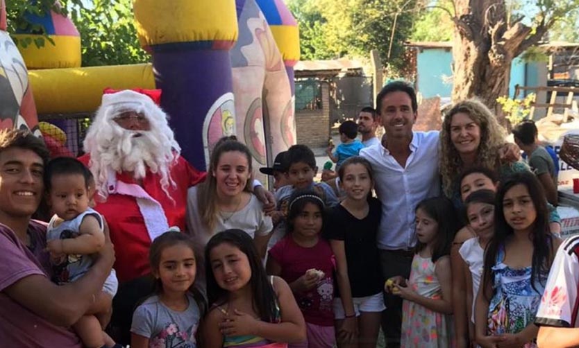 Neuspiller y Leguizamón llevaron el espíritu navideño a un barrio de Del Viso