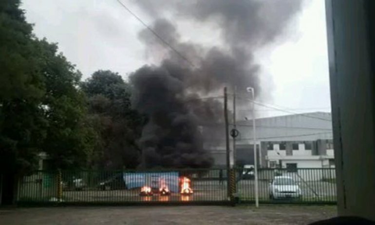 Tensión en una empresa del Parque Industrial que no le paga sueldos a sus empleados