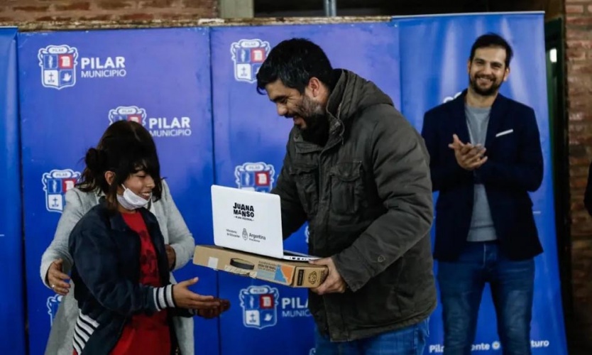 Entregaron netbooks a estudiantes de una Escuela de Derqui