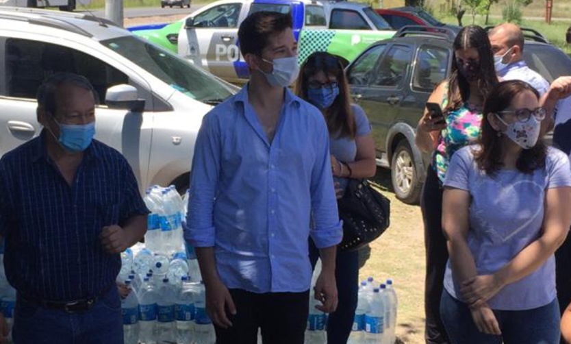 Sectores de la oposición llevaron agua a vecinos de Derqui
