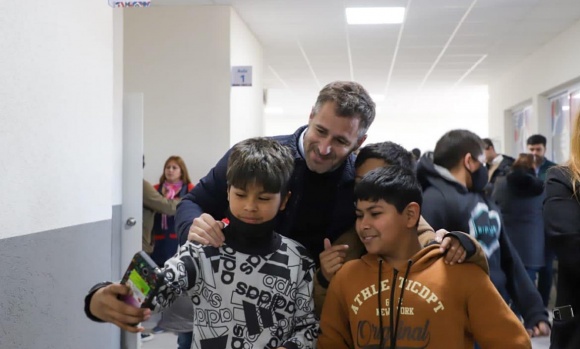 Vuelta a clases: Achával acompañó a los alumnos en las nuevas escuelas