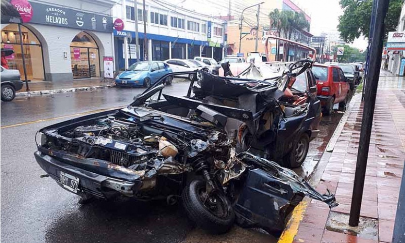 Un muerto y dos heridos al chocar un auto y una camioneta en Ruta 25