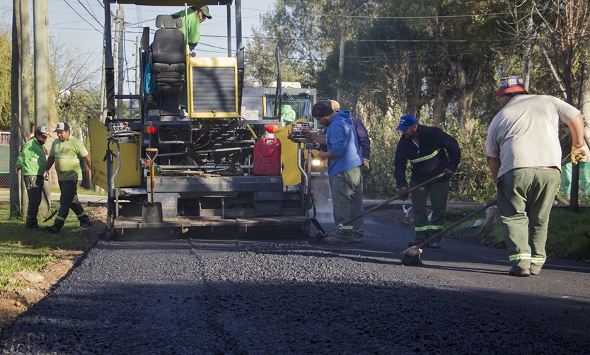 El intendente recorrió obras de asfalto en un barrio de Pilar