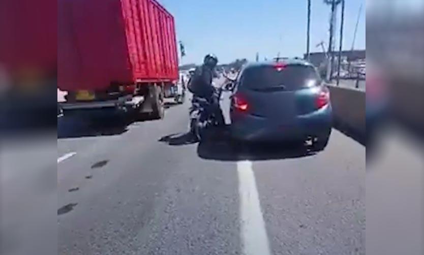 Piden suspender la licencia a dos conductores que se pelearon en una autopista