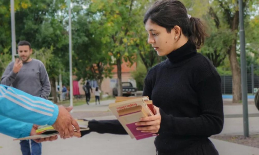 La propuesta para intercambiar libros sigue llegando a espacios públicos