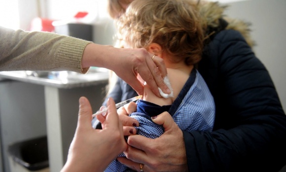 Salud insiste en que hay que vacunar a los niños contra el sarampión, la polio y las paperas