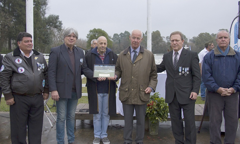 El Coronel inglés que sepultó a los caídos en Malvinas y un emotivo homenaje en el Cenotafio