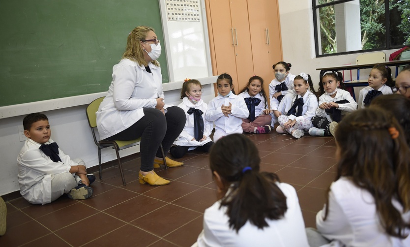 Pese a quejas de los gremios, confirman que la provincia tendrá una hora más de clases