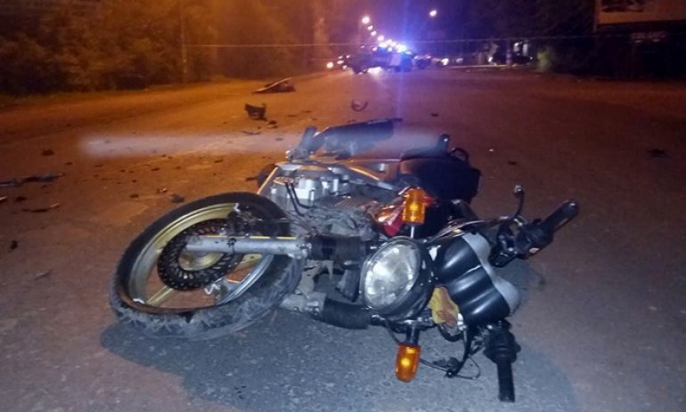 Un motociclista fallecido y otro grave tras chocar con un auto en ruta 26