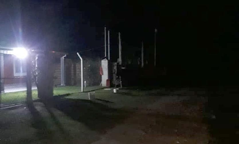 Vecinos de Manzone denuncian que "hace 20 meses" esperan que la Comuna coloque luminarias